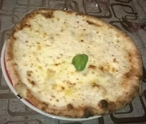 Pizza Quattro Formaggi San Salvatore Telesino Pizza Quattro Formaggi San Salvatore Telesino