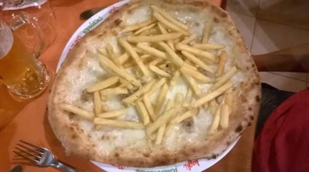 Pizza Patatine Fritte e Salsiccia Pizza Patatine Fritte e Salsiccia